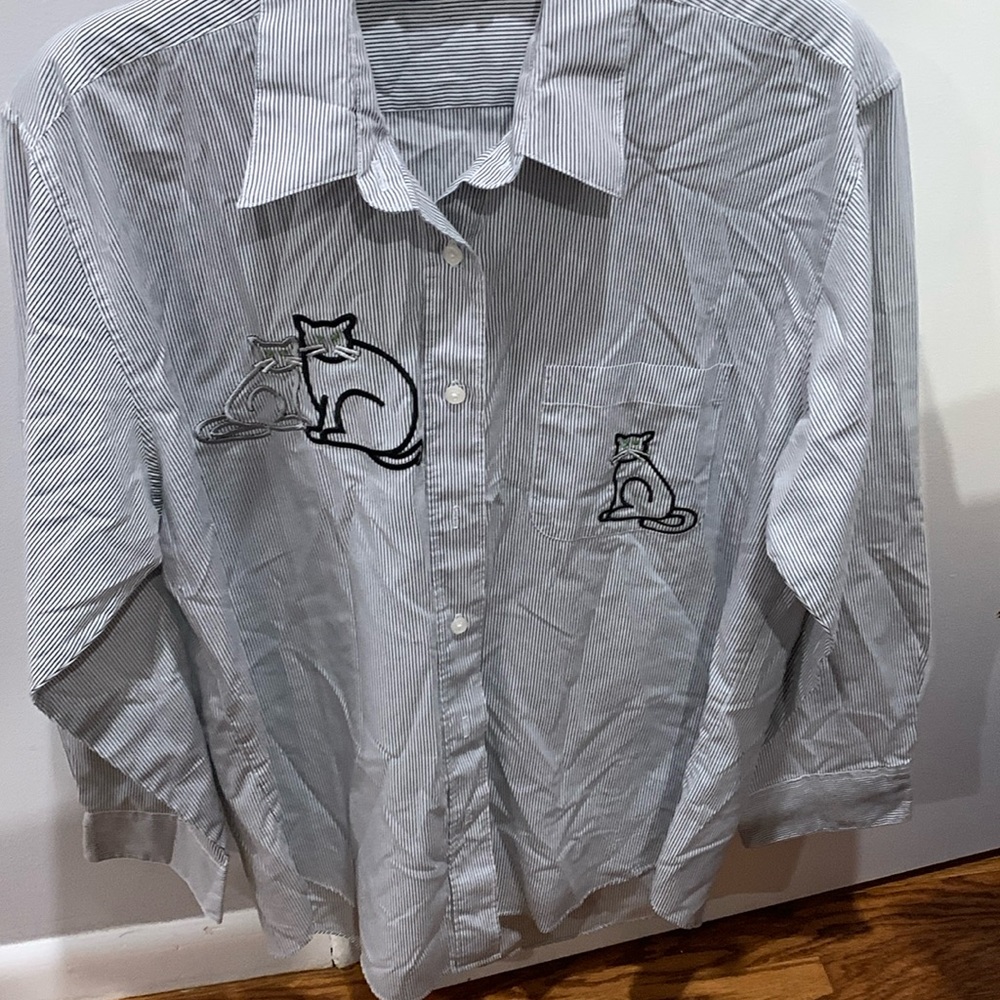 Las Olas blue/ white striped cat decore button down.-